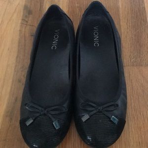 Black Vionic flats